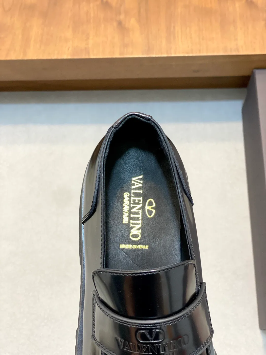 Men's shoes 💰740 VALENTINO Valentino's new men's fashionable casual leather shoes. These leather shoes are made of imported cowhide leather uppers, dyed calfskin lining and calfskin insoles. The upper foot is soft, comfortable and breathable. Comes with complete packaging in the original box! Visible details and quality. Size: 39-44 (customized at 38.45.46)